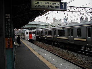 JR横須賀線とすれ違う7000系